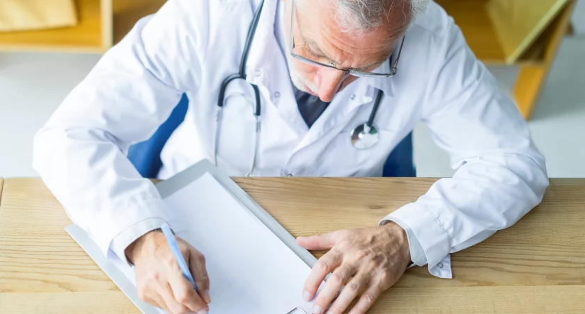 Seniorzy aktywni na rynku pracy – już ponad 870 tys. pracujących emerytów w Polsce 