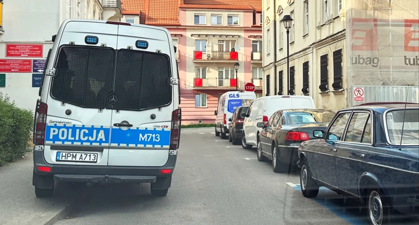 Mercedes bez świateł, kierowca bez prawa jazdy, pasażerka poszukiwana