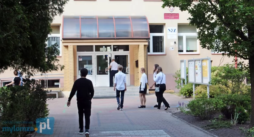 Szare na zielone, czyli jak zmieni się oblicze dziedzińca jednej z łomżyńskich podstawówek