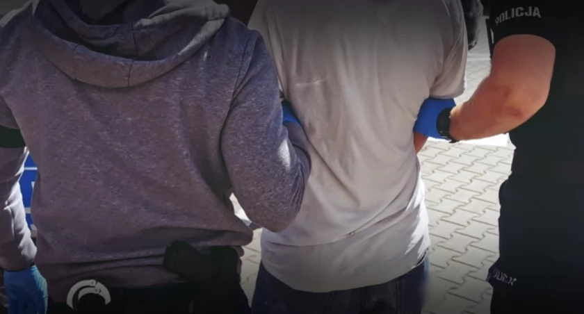 Fałszywa aplikacja, kradzież i wyzwiska. 17-latek narozrabiał w Łomży