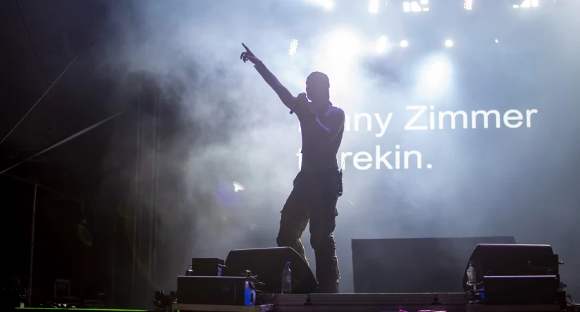 Young Łomża Festiwal ponownie rozgrzał scenę. Hip-hopowe święto przyciągnęło tłumy [VIDEO i FOTO]