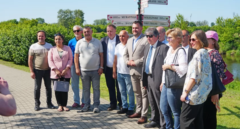 Nowe tablice na drogowskazie miast partnerskich w Łomży. Pokazują więcej niż odległość [FOTO]