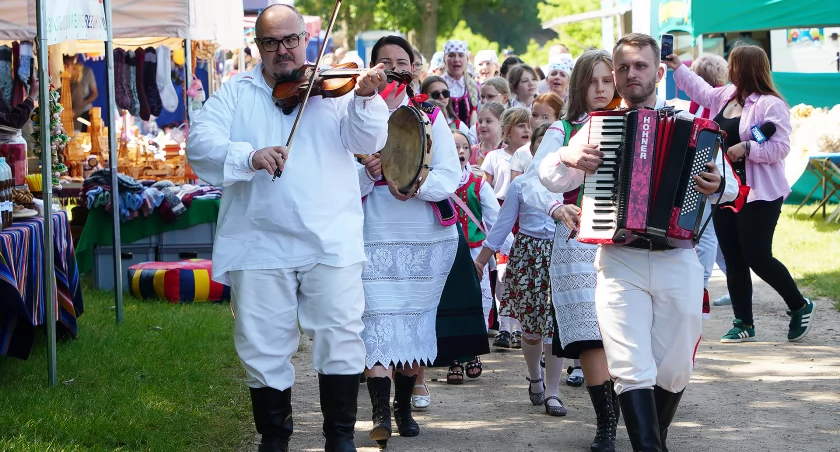 Kurpie grają, śpiewają i opowiadają. XXXII Ogólnopolskie Dni Kultury Kurpiowskiej w Nowogrodzie [VIDEO i FOTO]