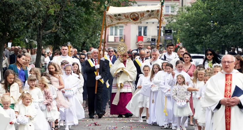 Tysiące wiernych na ulicach Łomży. Boże Ciało świadectwem żywej wiary [VIDEO i FOTO]