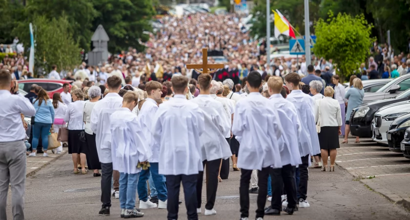 Tradycyjna procesja Bożego Ciała w parafii Krzyża Świętego w Łomży [FOTO]