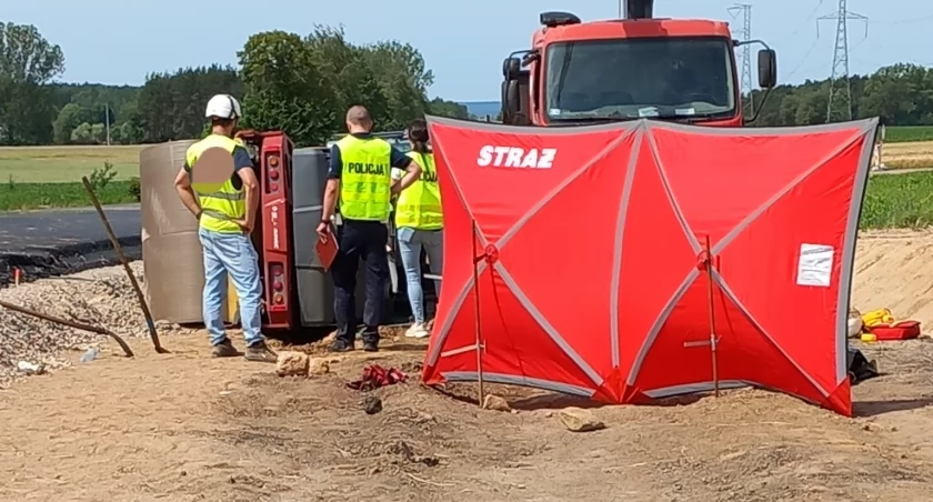 Walec przygniótł operatora na szosie do Mężenina [FOTO]