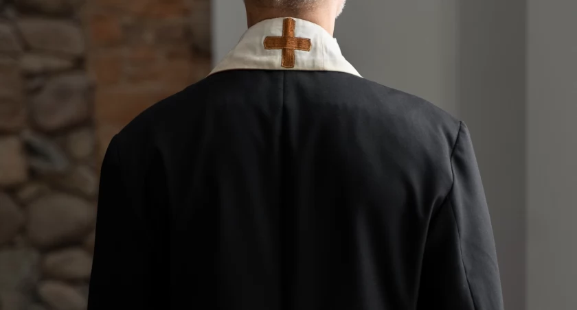 Szokujące wydarzenia na plebanii pod Łomżą. Proboszcz ofiarą przestępstwa seksualnego?