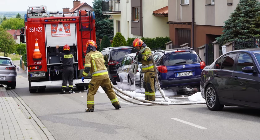 Mikrosamochód w ogniu, dwa kolejne uszkodzone  [FOTO]