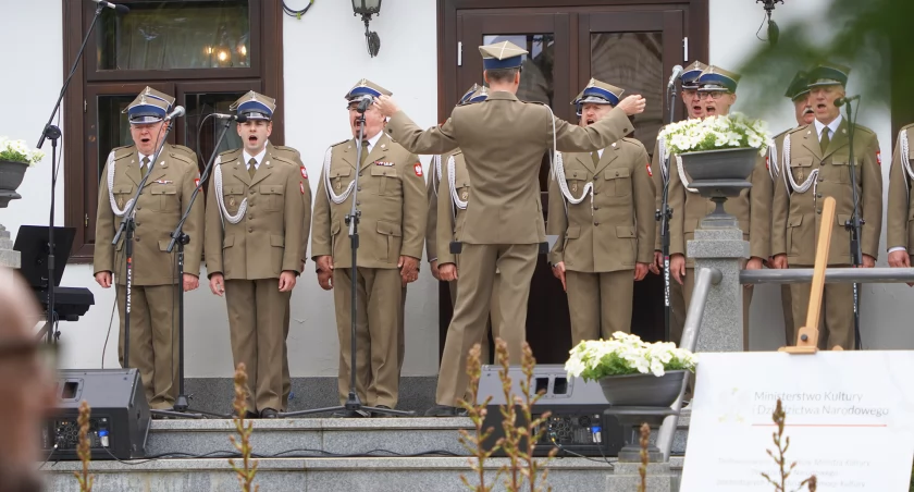 Wojsko Polskie otwiera festiwal w Drozdowie: „Bogurodzica” na schodach dworu Lutosławskich [VIDEO i FOTO]
