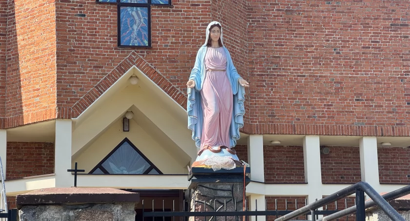 Figura Maryi po brutalnym ataku wróciła pod kościół w Nowych Kupiskach [FOTO]