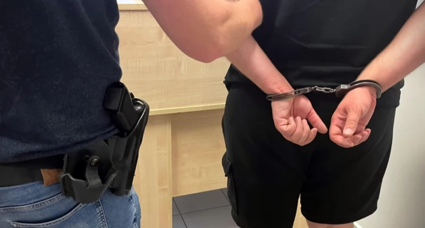 Oszukiwali ludzi oferując im inwestowanie na giełdzie. Zatrzymano ich w Łomży [FOTO]