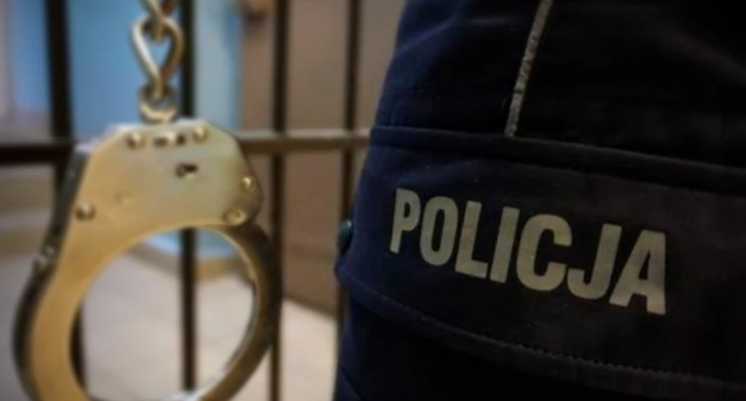 Hotel, transport, pożyczki. Łomżyńska policja rozbiła oszukańczy proceder 25-latki