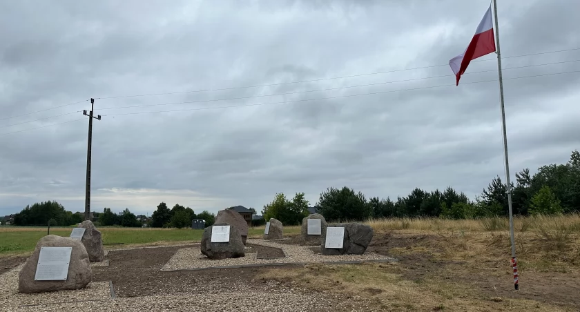 W przeddzień obchodów w Jedwabnem obok pomnika pojawiły się kontrowersyjne tablice [FOTO]