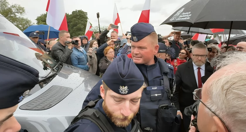 Grzegorz Braun zablokował w Jedwabnem drogę rabinowi. Interweniowała policja! [VIDEO i FOTO]