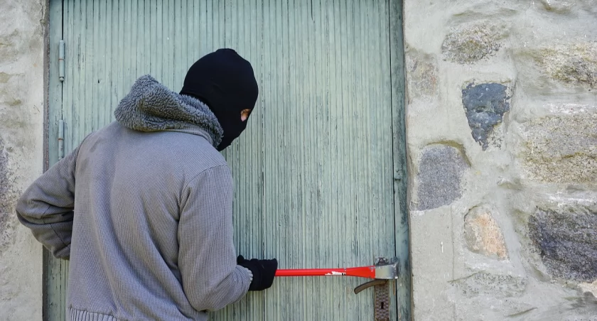 Policja prowadzi sprawę włamania z kradzieżą