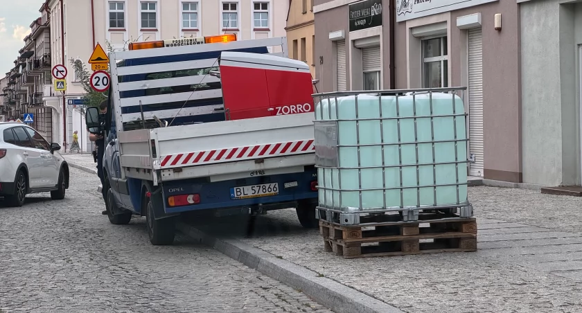 Woda na kolejnych ulicach nie nadaje się do spożycia