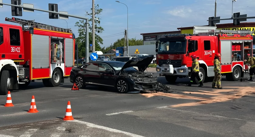 Zderzenie dwóch samochodów na skrzyżowaniu Alei Legionów i Piłsudskiego [FOTO]