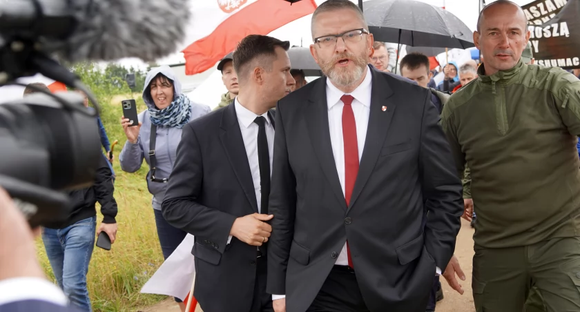 Łomżyńska prokuratura bada sprawę Grzegorza Brauna w Jedwabnem. IPN wszczyna śledztwo!