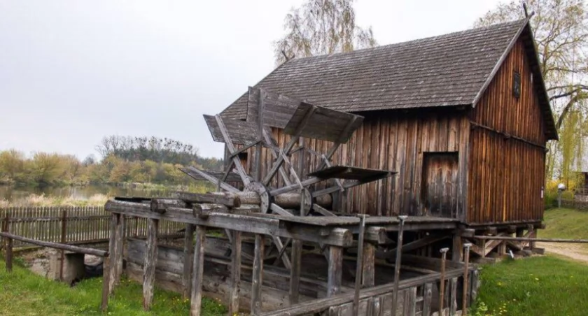 Skansen w Nowogrodzie z nową kładką