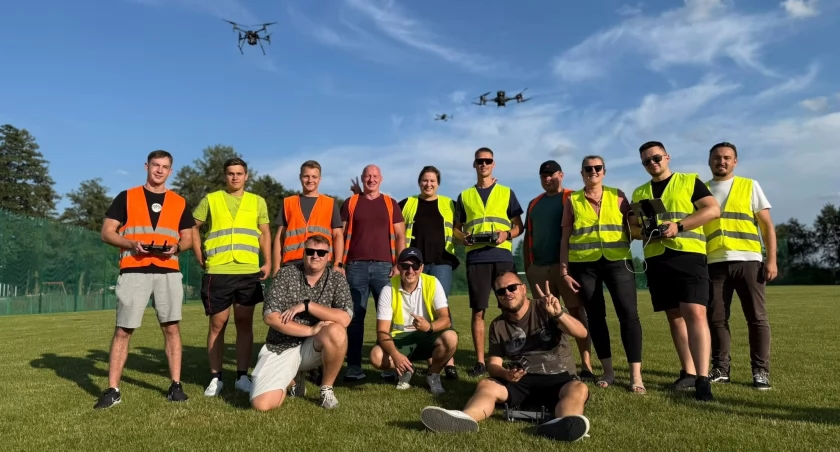 Nie tylko wąż i hełm – teraz też dron [FOTO]