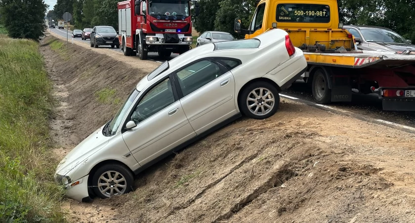 Zjechała z drogi i wpadła do rowu. Policja ustala, kto zawinił [FOTO]