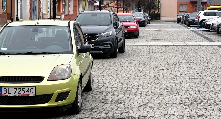 Płatne parkingi w Łomży budzą emocje. Radni ŁKS-u przedstawili swoje pomysły