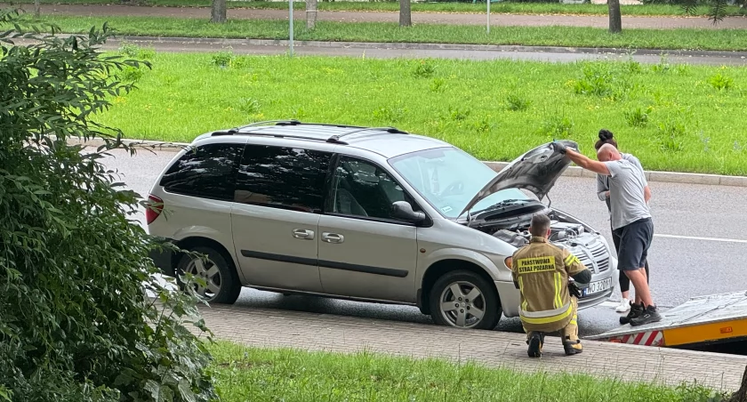 Dodge zapalił się na alei Piłsudskiego [FOTO]