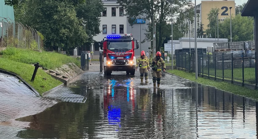 Intensywne opady w Łomży. IMGW ostrzega przed kolejnymi burzami [FOTO]