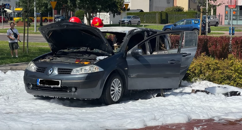Renault spłonęło pod jednym z supermarketów [FOTO]