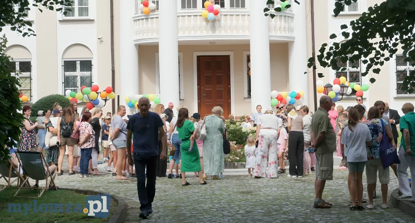 Dziadkowie z wnukami tłumnie odwiedzili biskupa [VIDEO i FOTO]