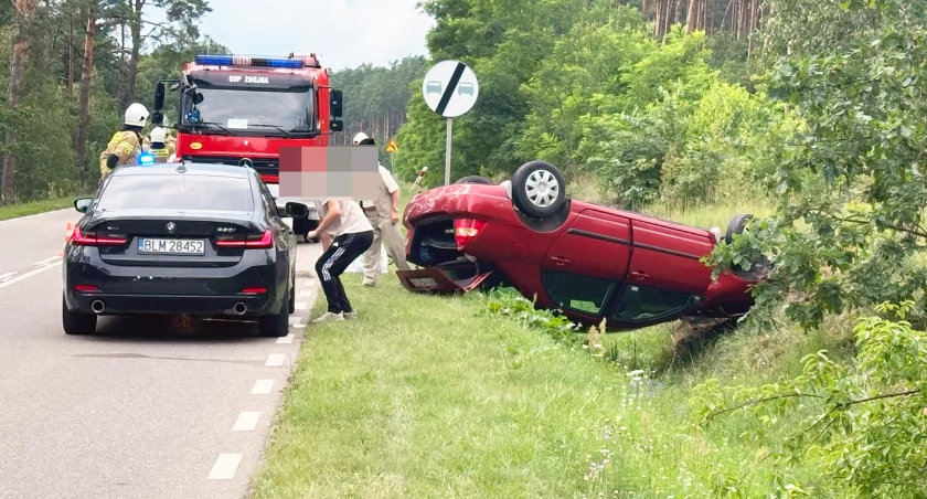 Dachowanie na trasie Łomża - Łyse [FOTO]