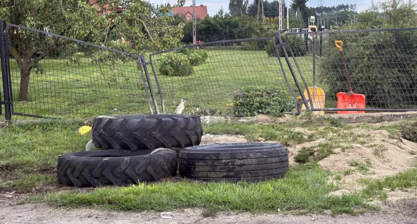 Stracił panowanie nad traktorem. Uderzył w ogrodzenie [FOTO]