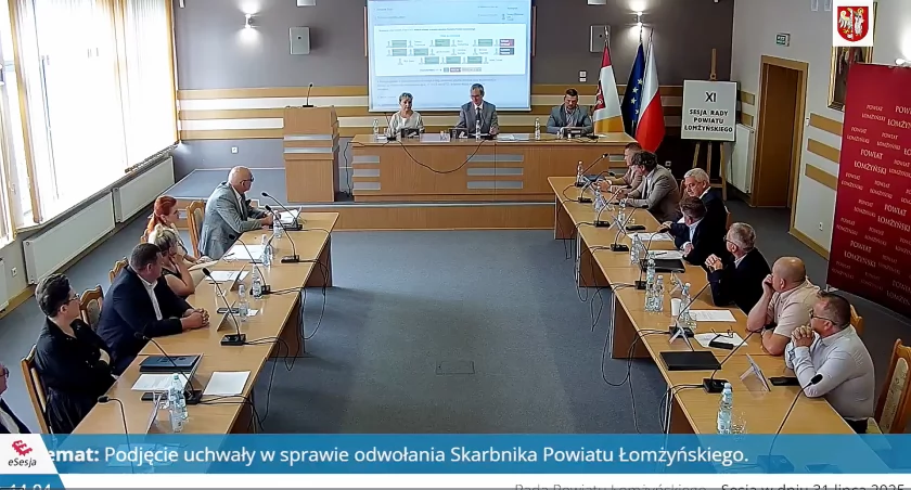 Zamieszanie na nadzwyczajnej sesji powiatu. Skarbnik straciła stanowisko