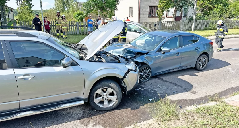 Cztery osoby w szpitalach po wypadku w Zbójnej [FOTO]