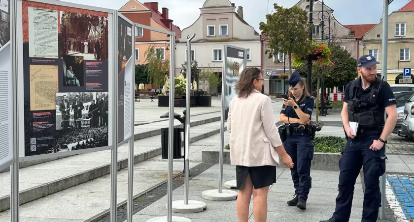 Wystawa historyczna padła ofiarą wandali [FOTO]