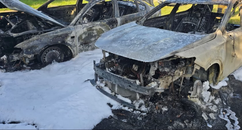 Jedna osoba zatrzymana po pożarze samochodów w Dobrym Lesie [FOTO]