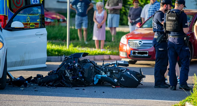 Zderzenie motocykla z BMW w Łomży. Kierowca jednośladu poważnie ranny [FOTO]