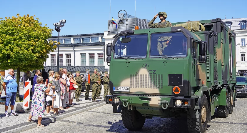 Łomża żyje wojskiem! Szóste urodziny 18. Łomżyńskiego Pułku Logistycznego [FOTO i VIDEO]
