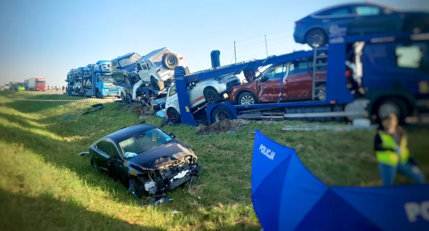 Tragiczny wypadek z udziałem czterech ciężarówek na S61.  Droga zablokowana