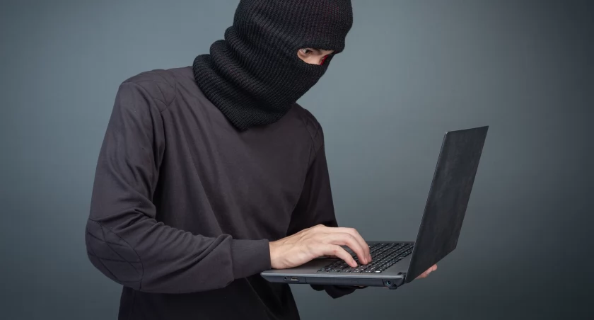 Internetowa inwestycja okazała się pułapką. 73-latek stracił dziesiątki tysięcy złotych