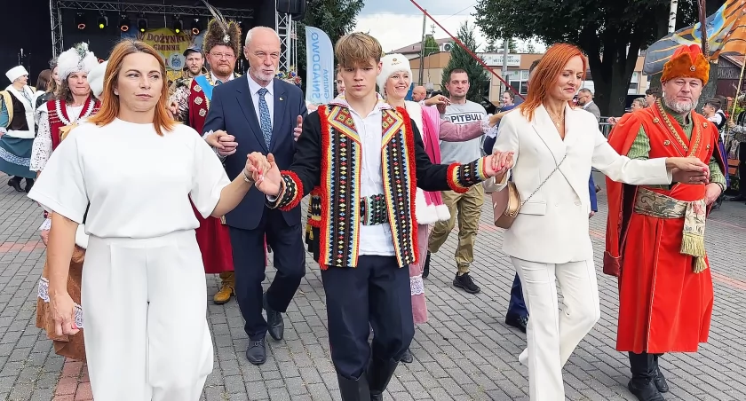 Zatańczyli poloneza w środku miejscowości. Tak Śniadowo świętowało dożynki [VIDEO i FOTO]