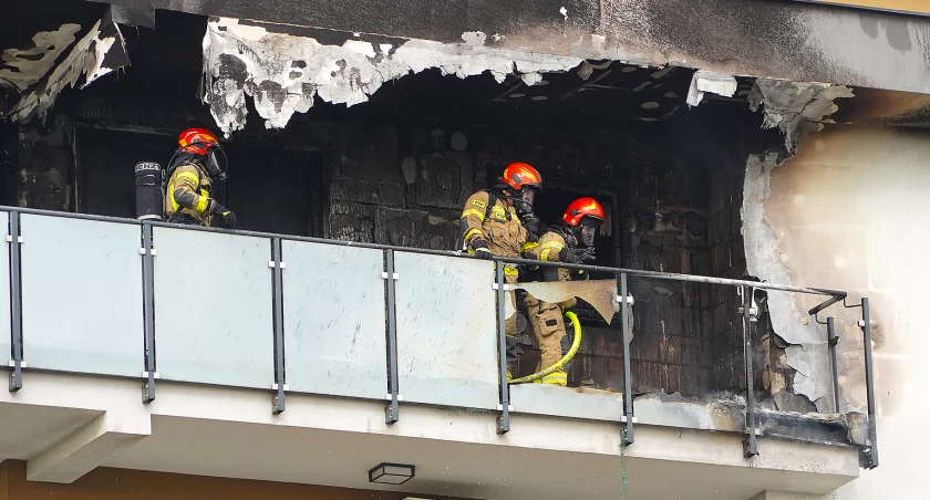 Duży ogień na Reymonta w Łomży. Osiem zastępów straży walczyło z pożarem [FOTO]