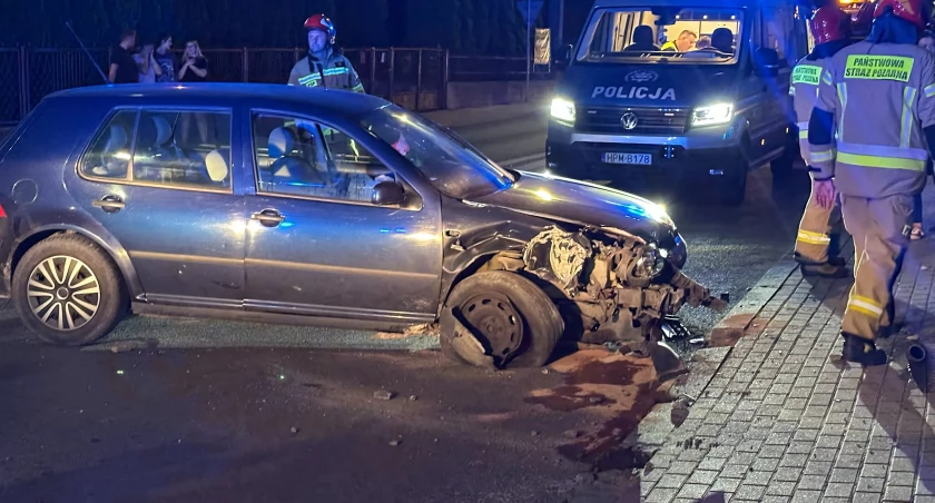 Wypadek w Piątnicy: Młoda kobieta w szpitalu po zderzeniu z ogrodzeniem [FOTO]