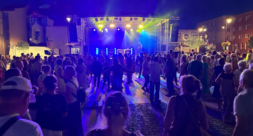 Tłumy tańczyły pod gwiazdami. Łomża pożegnała wakacje w wyjątkowym stylu [FOTO]
