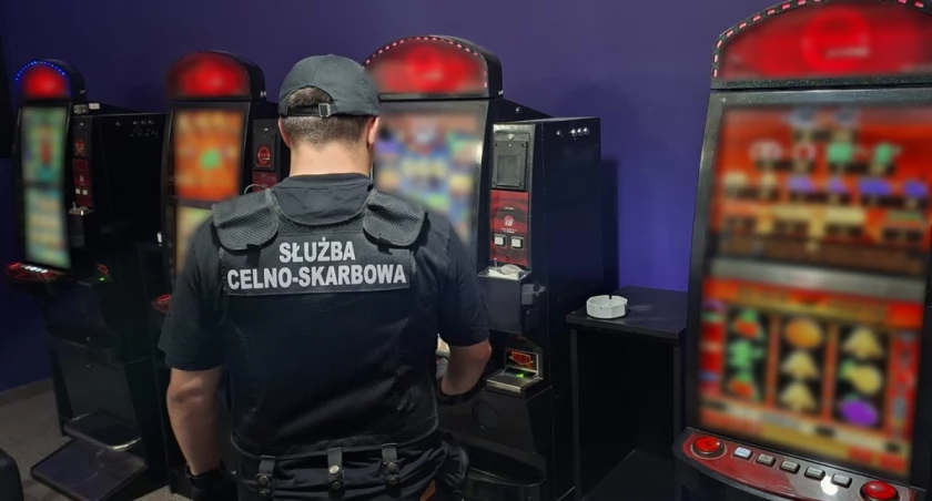 Łomża: Nielegalne automaty do gier zlikwidowane. KAS przejęła sprzęt i pieniądze [FOTO]
