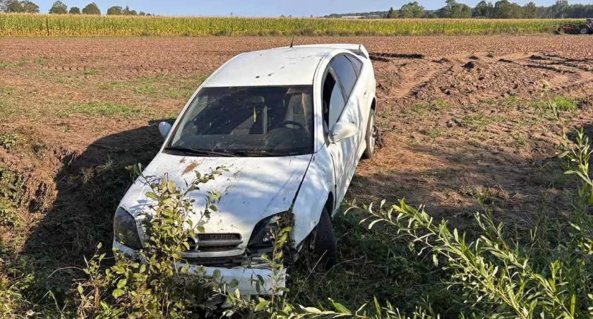 Pijany kierowca w rowie. 36-latek miał blisko 2 promile