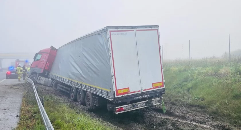 Samochód ciężarowy wpadł do rowu na S61 [FOTO]