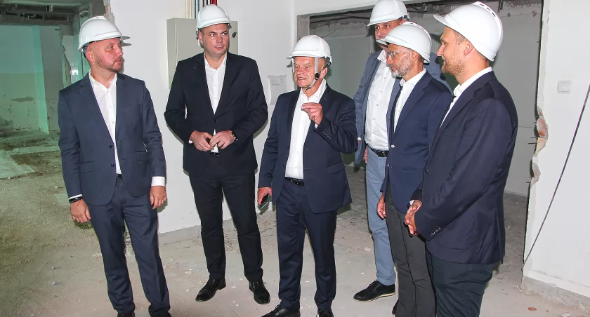 Polityczny desant w Łomży: Wojewoda, marszałek i poseł na konferencji szpitalnej [FOTO]