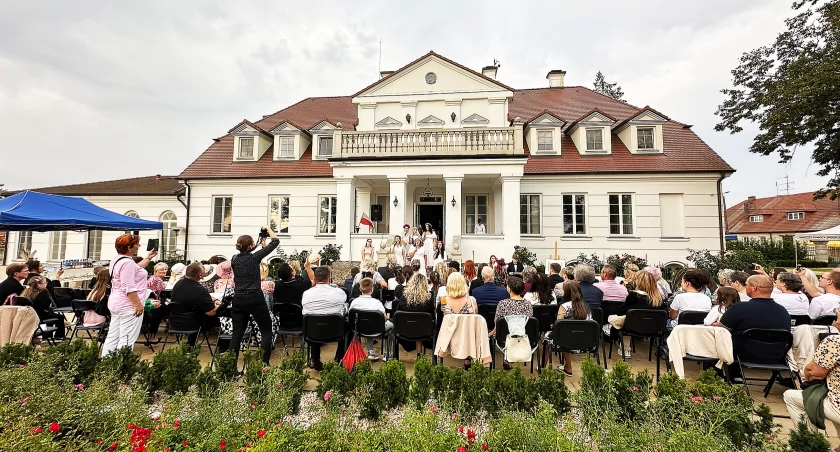 Nowe życie starego dworku. Narodowe Czytanie w Tarnowie pokazało, że to miejsce ma duszę [FOTO i VIDEO]