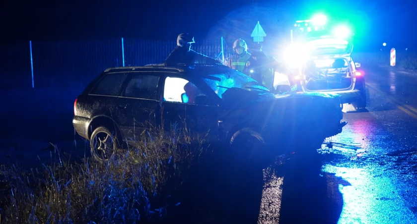 Droga w budowie, ale test już zaliczony. Audi wylądowało na nasypie [FOTO]